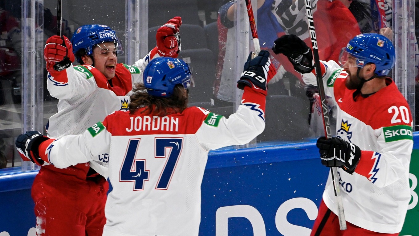 Českí hokejisti sa tešia z gólu proti USA na MS v hokeji 2022.