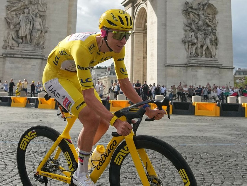 Slovinský cyklista Tadej Pogačar počas záverečnej etapy Tour de France 2026. 