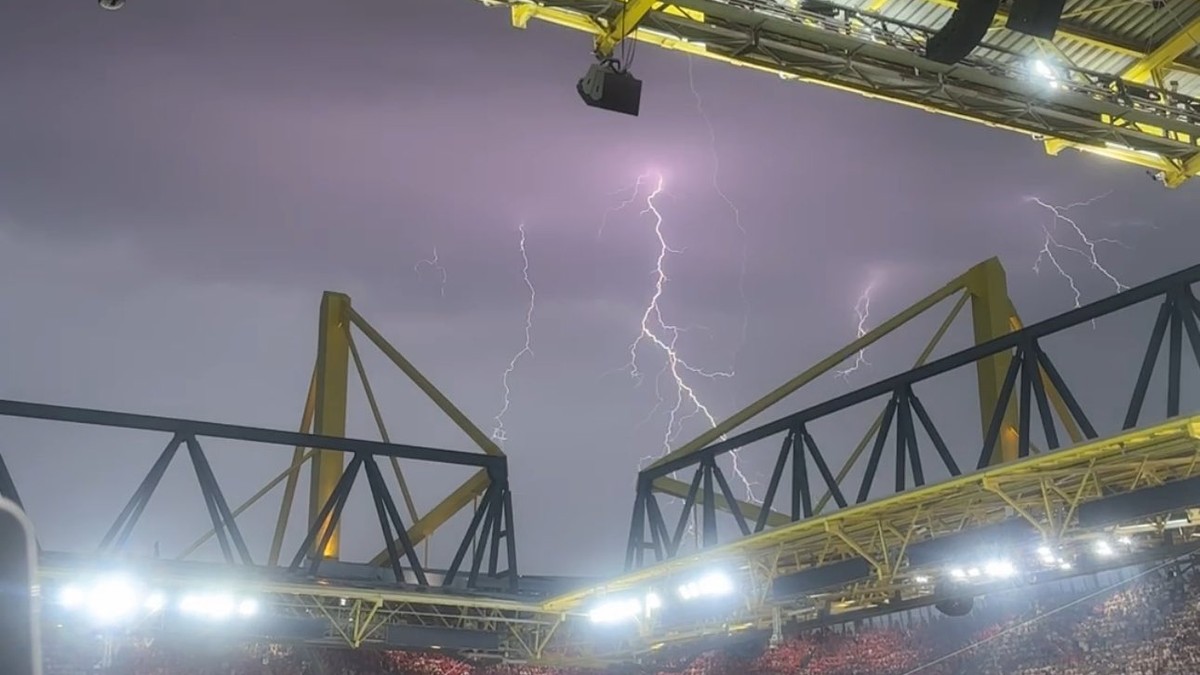 VIDEO: V Dortmunde museli prerušiť zápas. Na trávnik padali obrovské krúpy