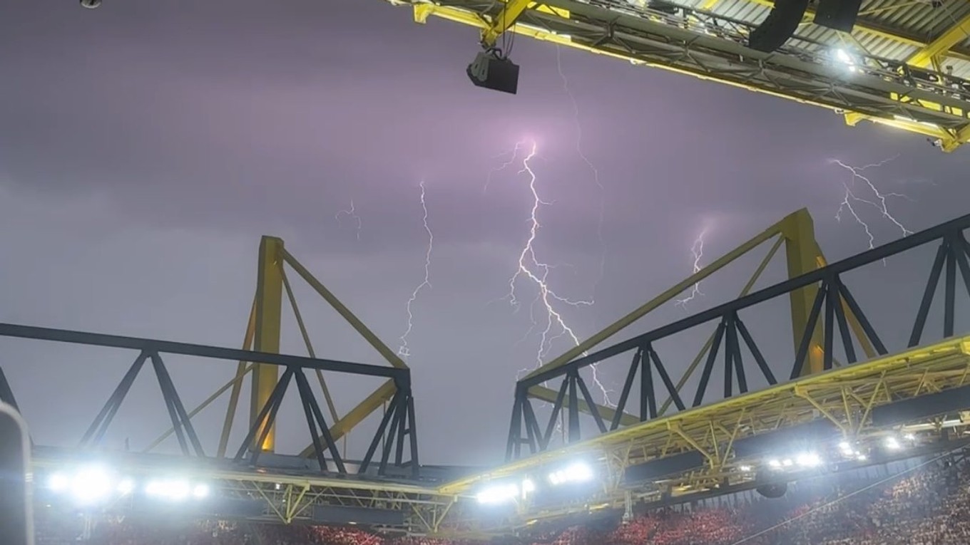 Blesk nad štadiónom v Dortmunde. 