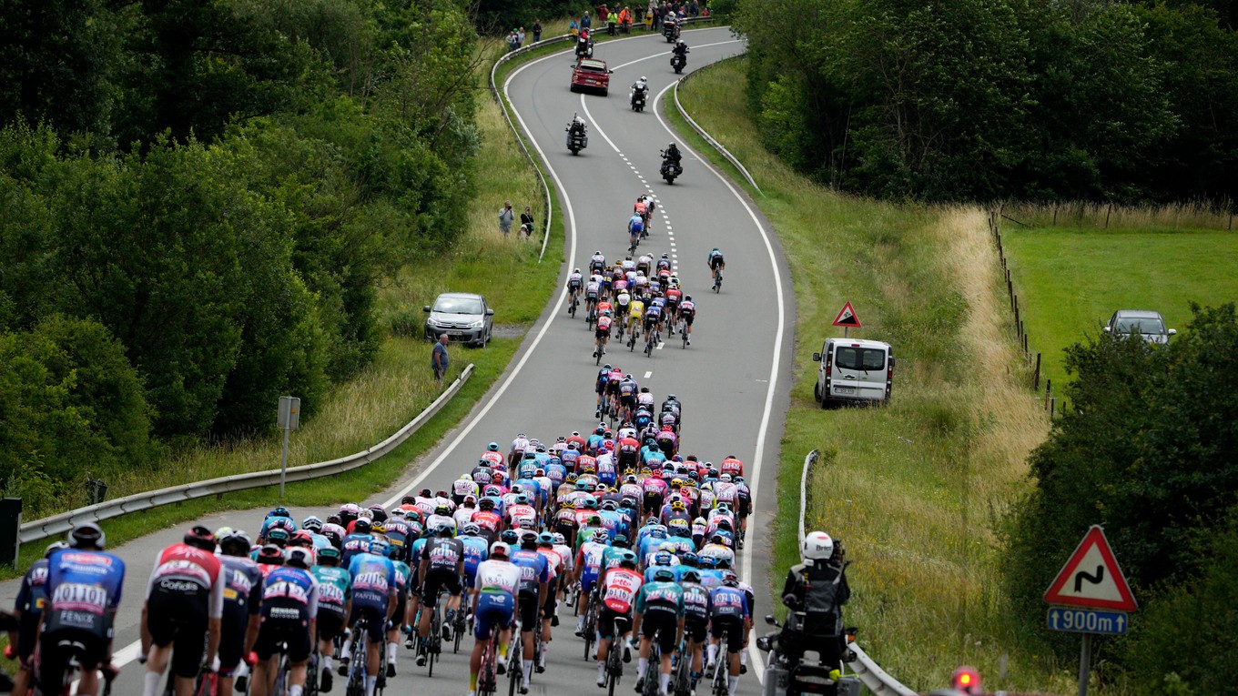 Hektický štart etapy na Tour de France. Každý sa pokúša dostať do úniku. 