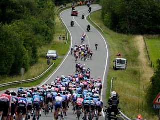 Hektický štart etapy na Tour de France. Každý sa pokúša dostať do úniku. 