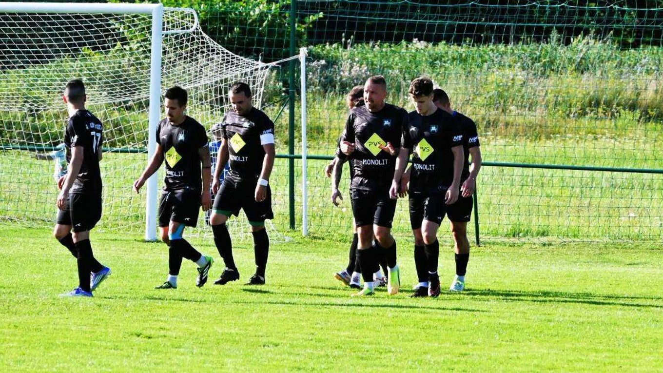 Futbalisti F.O. AJAX Pakostov oslavujú gól.