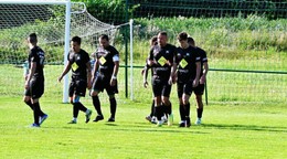 Futbalisti F.O. AJAX Pakostov oslavujú gól.