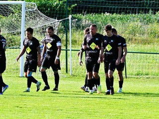 Futbalisti F.O. AJAX Pakostov oslavujú gól.