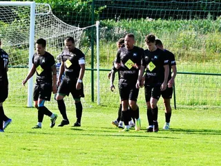 Futbalisti F.O. AJAX Pakostov oslavujú gól.