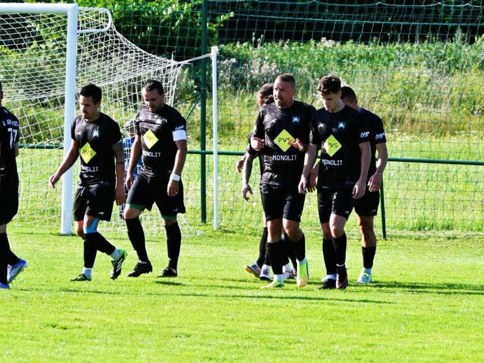 Futbalisti F.O. AJAX Pakostov oslavujú gól.