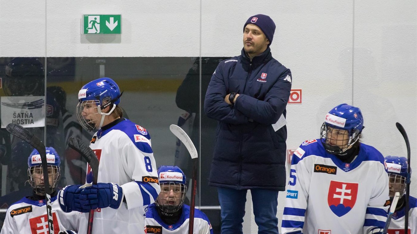 Tréner Tibor Tartaľ na lavičke slovenskej hokejovej reprezentácie do 18 rokov.