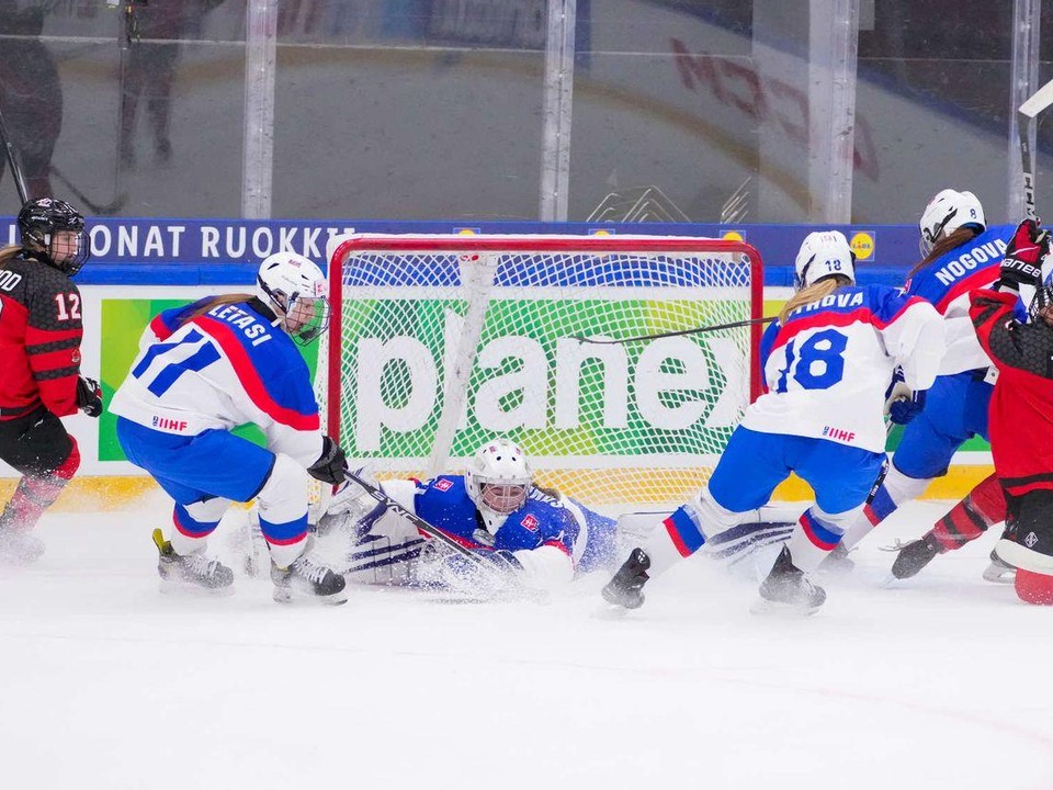 Zľava Michaela Letasi, brankárka Mariana Sumegová, Ema Tóthová a Lívia Nogová v zápase Slovensko - Kanada na MS v hokeji žien do 18 rokov 2025.