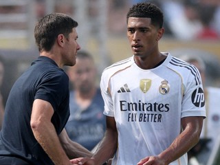 Jude Bellingham podáva ruku Xabimu Alonsovi.