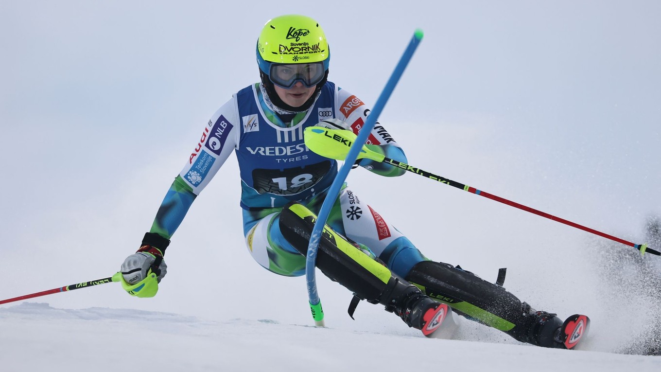 Slovinská lyžiarka Neja Dvorniková počas slalomu vo fínskom Levi. 