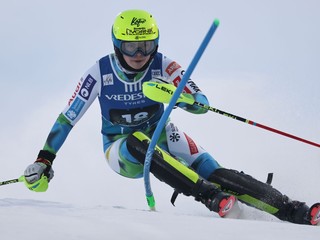 Slovinská lyžiarka Neja Dvorniková počas slalomu vo fínskom Levi. 
