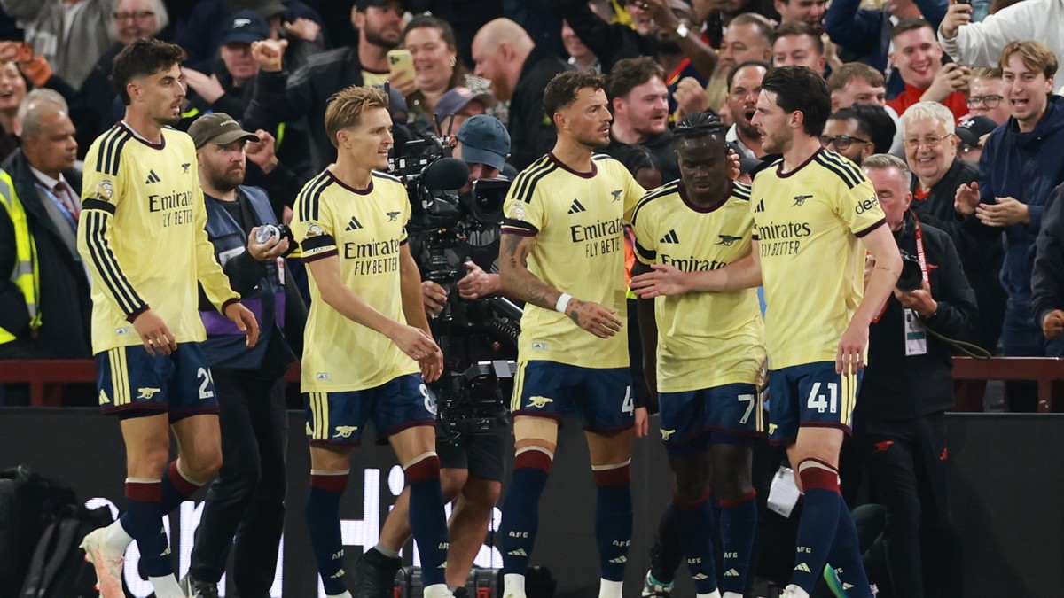 Bukayo Saka z Arsenalu (druhý sprava) oslavuje so spoluhráčmi po tom, čo strelil úvodný gól svojho tímu.