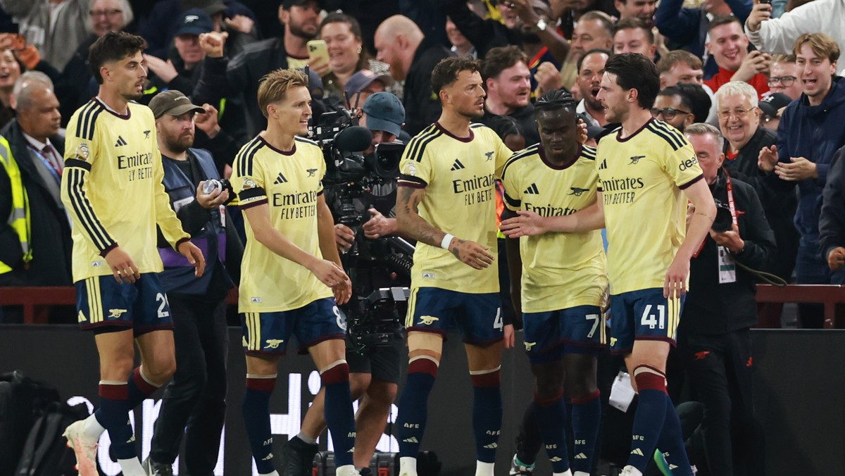 Bukayo Saka z Arsenalu (druhý sprava) oslavuje so spoluhráčmi po tom, čo strelil úvodný gól svojho tímu.