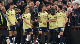 Bukayo Saka z Arsenalu (druhý sprava) oslavuje so spoluhráčmi po tom, čo strelil úvodný gól svojho tímu.