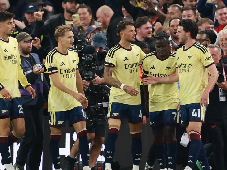 Bukayo Saka z Arsenalu (druhý sprava) oslavuje so spoluhráčmi po tom, čo strelil úvodný gól svojho tímu.