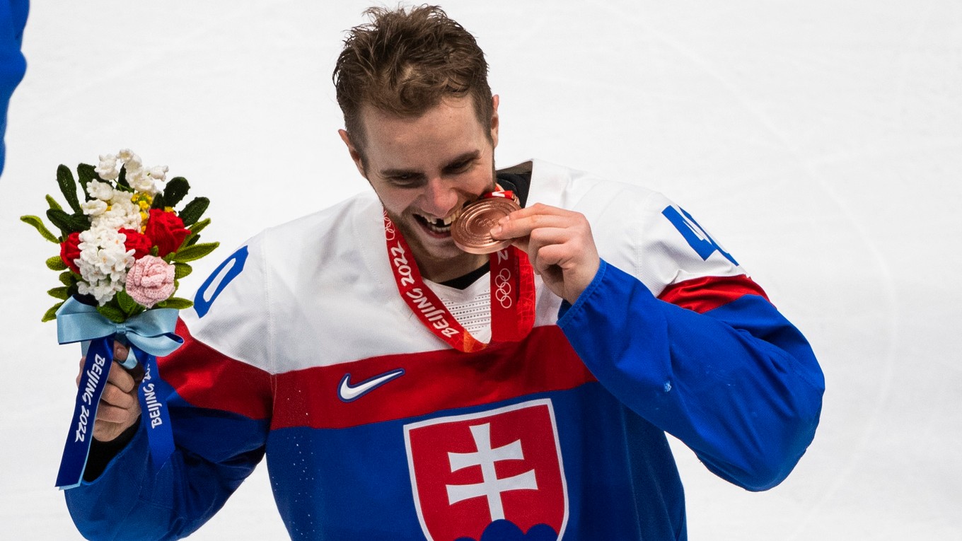 Slovenský hokejista Miloš Roman s bronzovou medailou. 