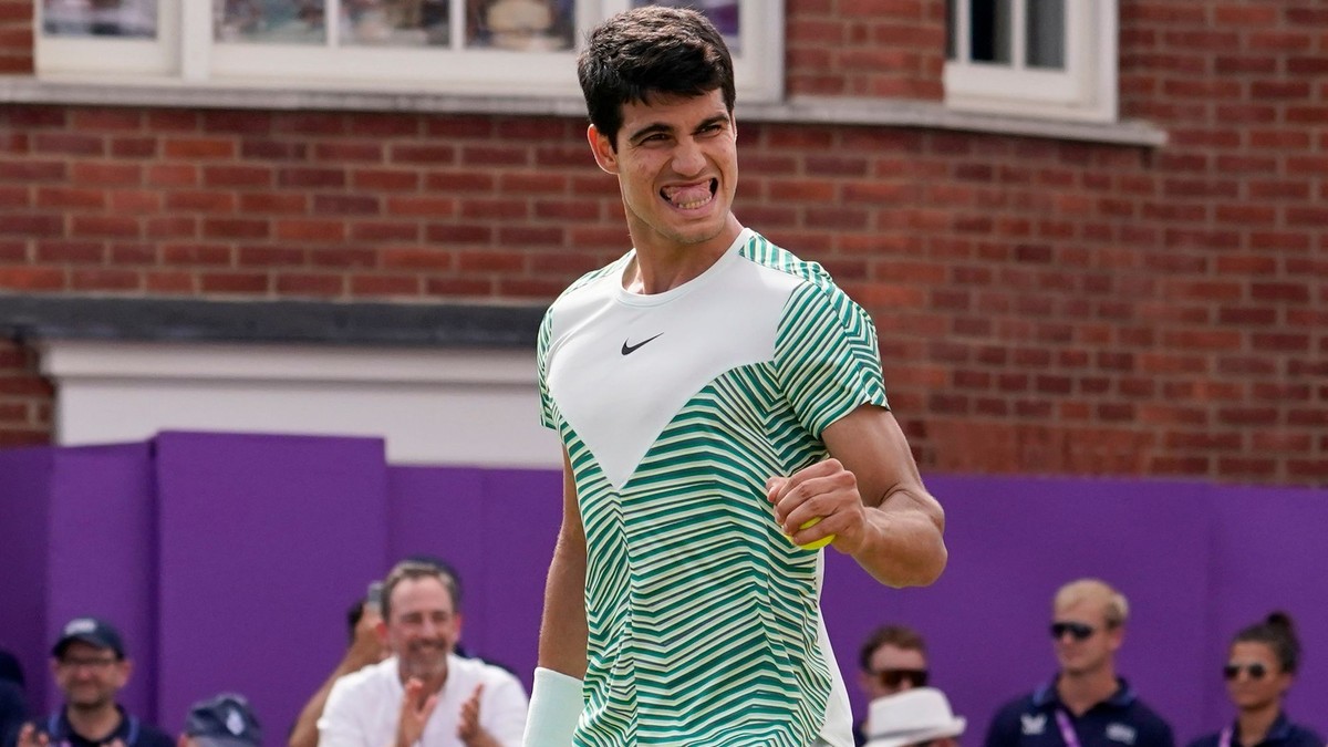 Carlos Alcaraz sa vo finále Queen's Club predstaví proti Alexovi De