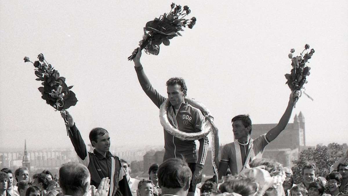 Na snímke najúspešnejší cyklisti z prológu 1988 v Bratislave. Časovku na Slavín vyhral Uwe Ampler (uprostred). Tretie miesto vybojoval Roman Keuziger (vpravo).