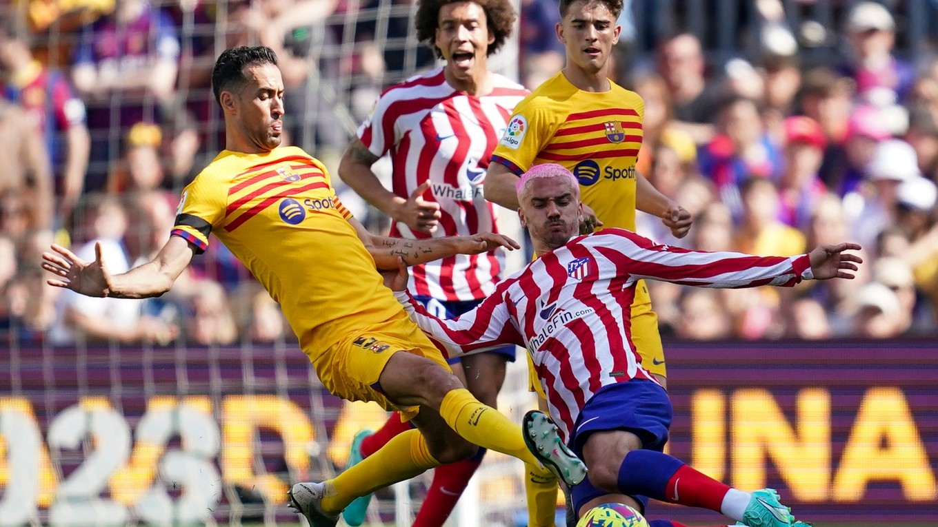 Hráč Barcelony Sergio Busquets v súboji s Antoinom Griezmannom.