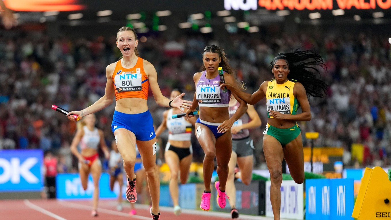 Holanďanka Femke Bolová sa teší zo zlatej medaily v cieli štafiet na 4x400 m na MS v atletike 2023.