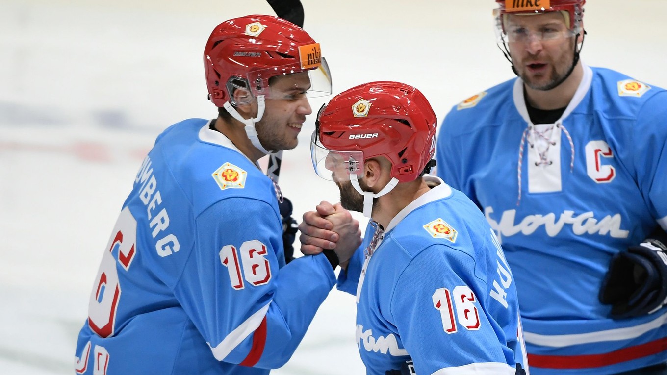 Roman Kukumberg starší (v strede) a jeho syn Roman (vľavo) počas marca 2024 v zápase 50. kola Tipos extraligy HC Slovan Bratislava - HK 32 Liptovský Mikuláš.