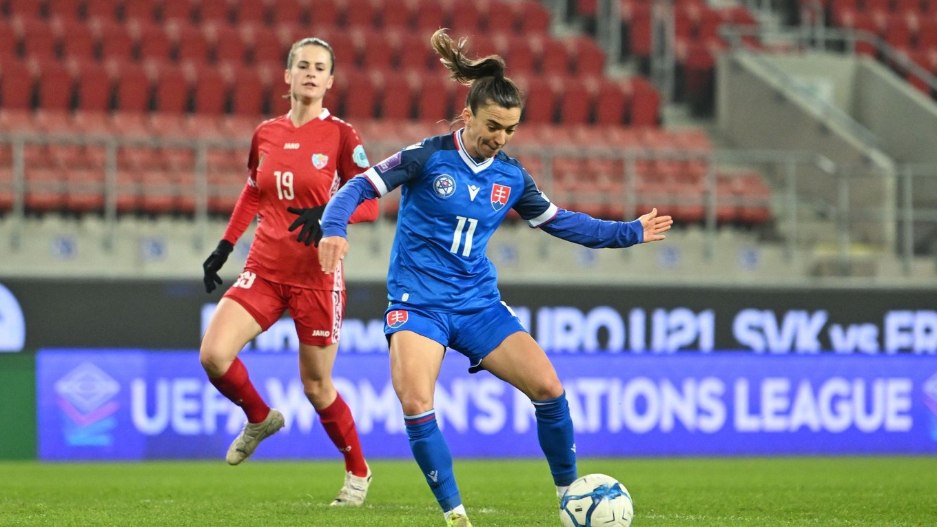 Patrícia Hmírová a Anastasia Sivolobová počas zápasu 2. kola 1. skupiny C-divízie Ligy národov vo futbale žien Slovensko - Moldavsko.