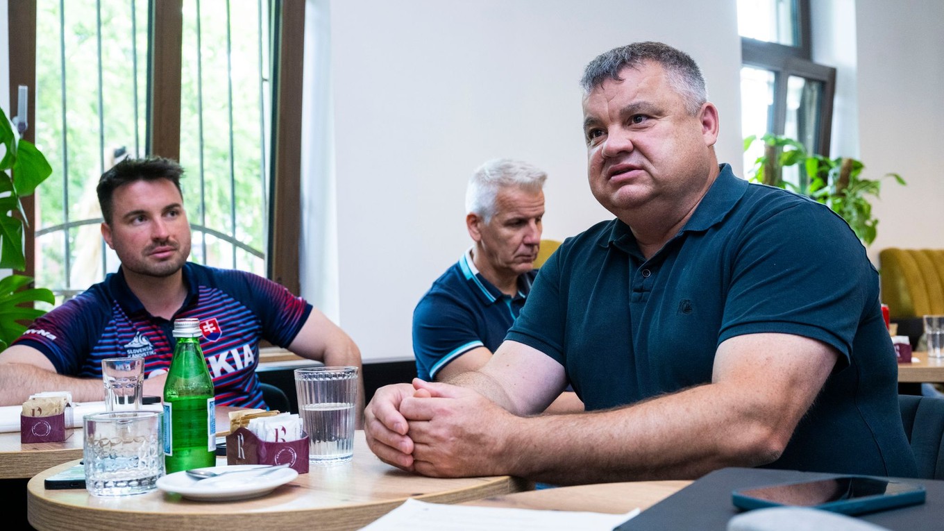 Zľava kanoista Martin Stanovský mladší, športový riaditeľ sekcie divokých vôd Slovenskej kanoistiky Róbert Orokocký a predseda sekcie divokých vôd Slovenskej kanoistiky Martin Stanovský starší.