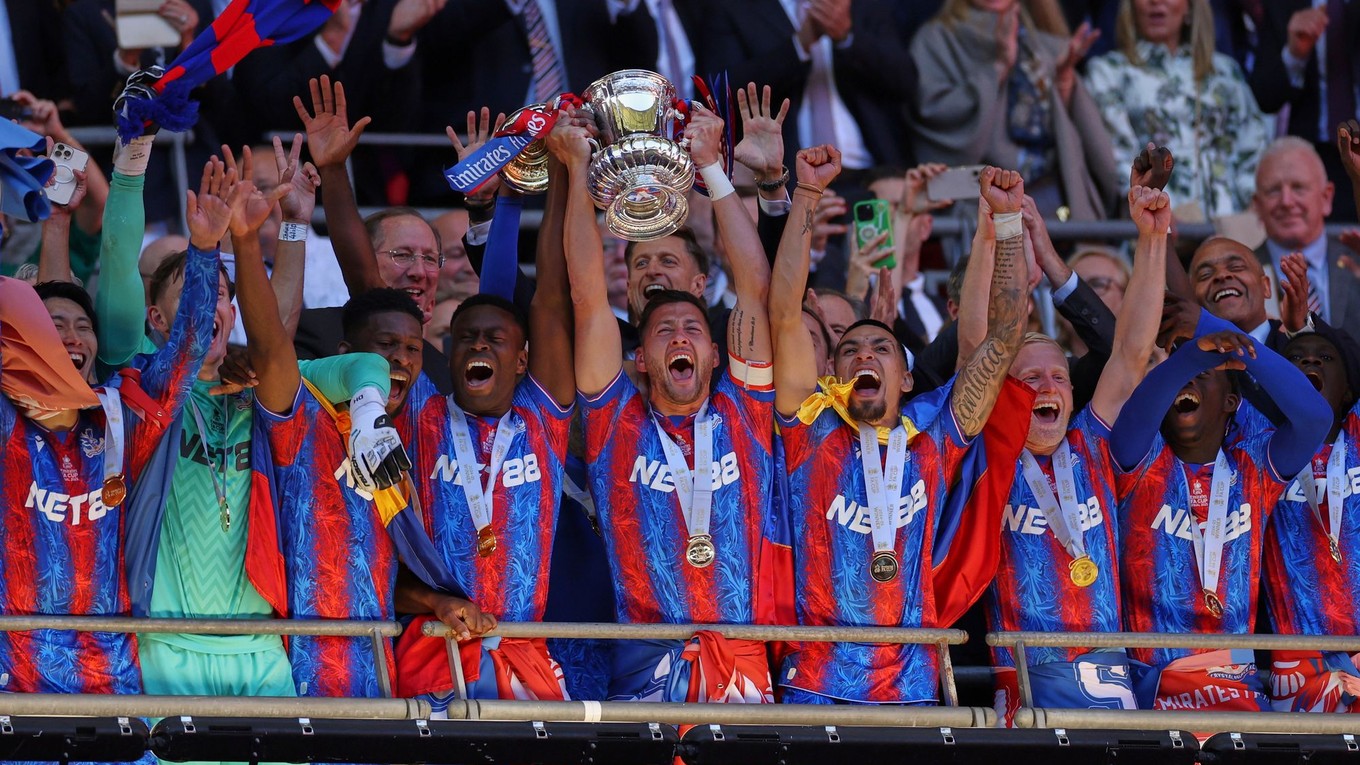Crystal Palace oslavuje zisk FA Cupu. 