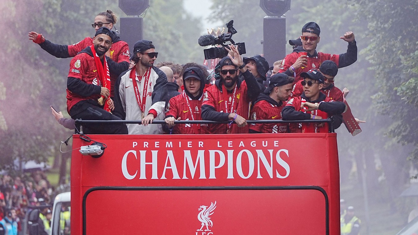Hráči Liverpoolu oslavujú titul v Premier League spolu s fanúšikmi.