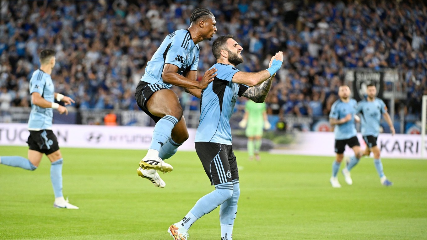 Tigran Barseghjan a vľavo hore Rahim Ibrahim sa radujú po strelení gólu