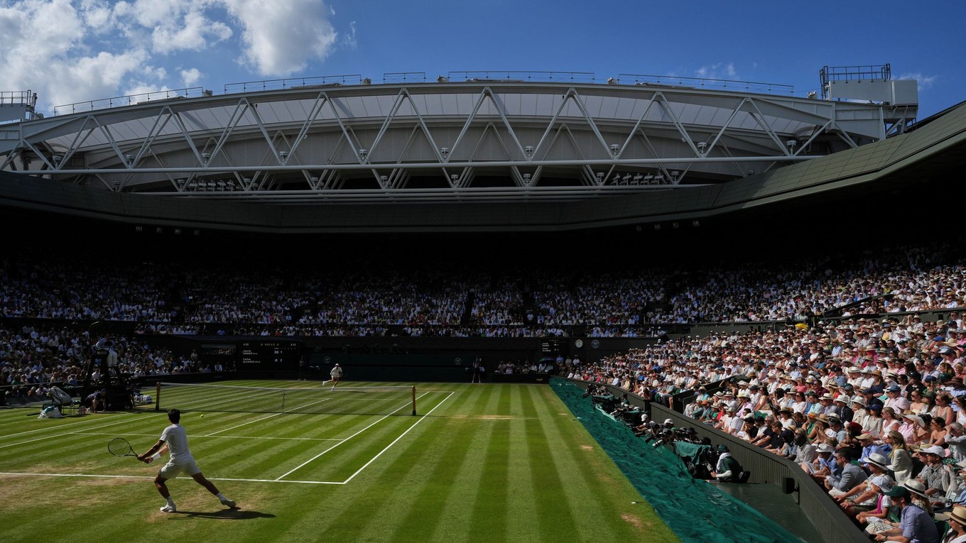 Momentka zo zápasu Jannik Sinner - Carlos Alcaraz vo finále Wimbledonu 2025.