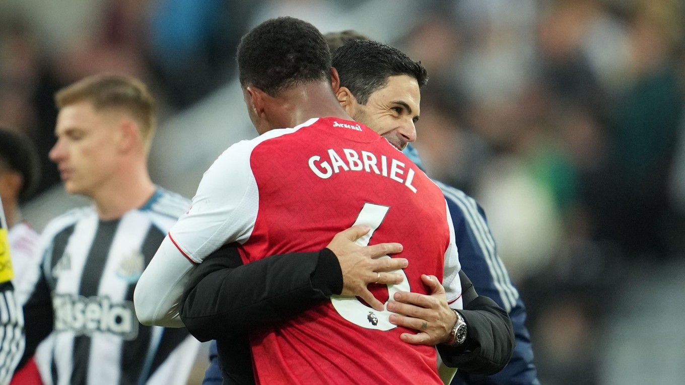 Gabriel z Arsenalu Londýn sa teší s trénerom Mikelom Artetom