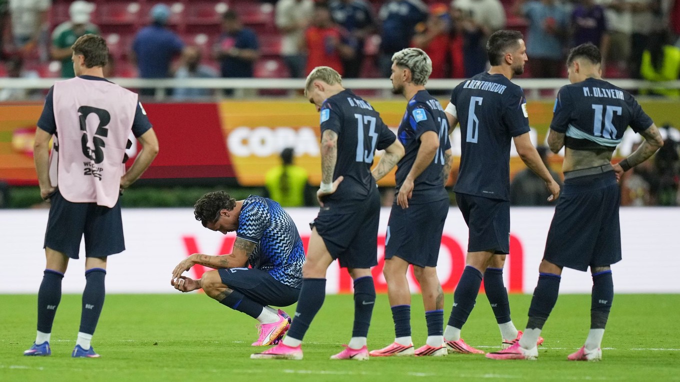 Sklamaní futbalisti Uruguaja po ich záverečnom zápase na MS 2026.
