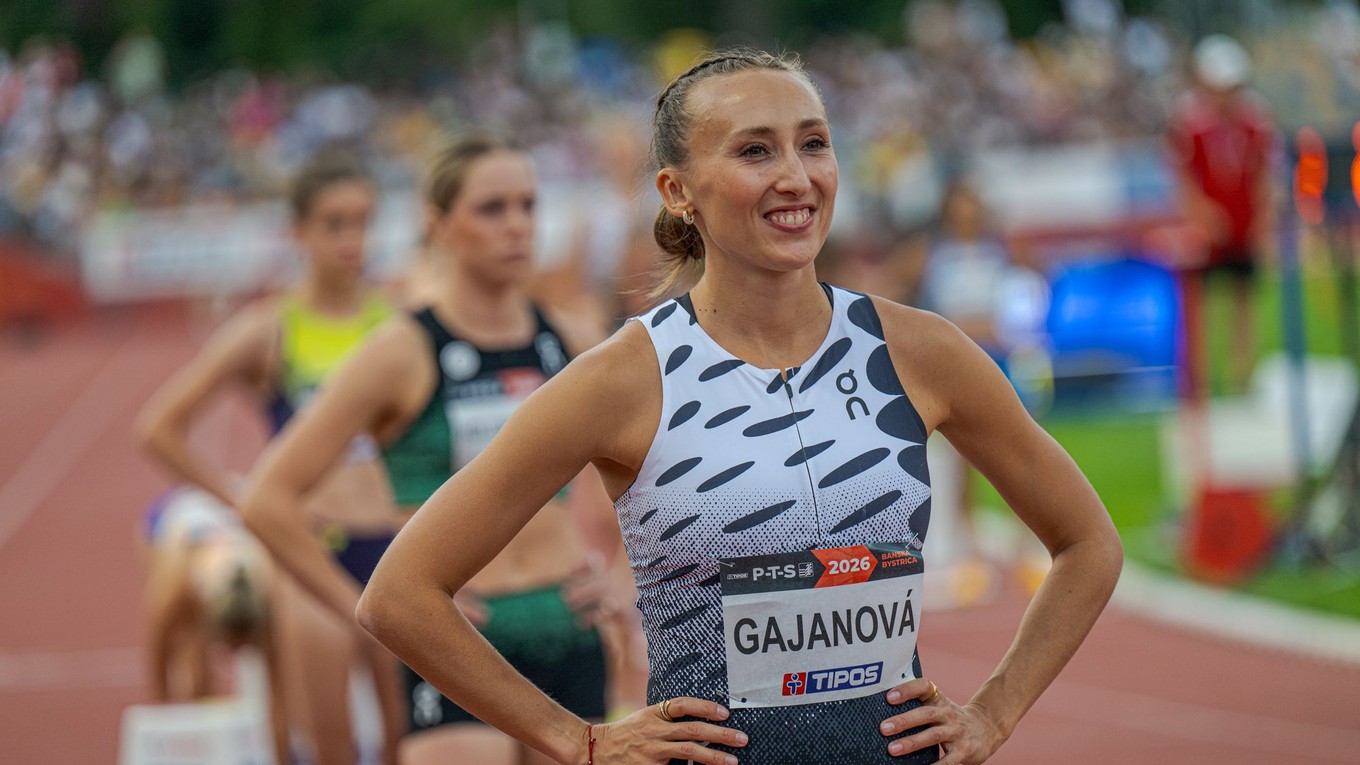 Na snímke Gabriela Gajanová sa usmieva pred behom na 800 metrov.