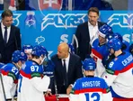 Asistent trénera Róbert Petrovický, uprostred asistent trénera Ján Pardavý a vpravo hore tréner slovenskej hokejovej reprezentácie Vladimír Országh spolu s hráčmi.