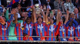Crystal Palace oslavuje zisk FA Cupu. 