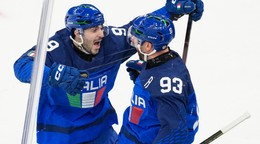 Talianski hokejisti oslavujú gól