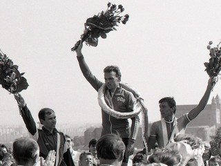 Na snímke najúspešnejší cyklisti z prológu 1988 v Bratislave. Časovku na Slavín vyhral Uwe Ampler (uprostred). Tretie miesto vybojoval Roman Keuziger (vpravo).