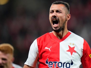 Slovenský futbalista Ivan Schranz sa teší z gólu.