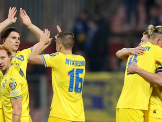 Ukrajinskí futbalisti sa tešia z výhry.