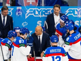 Asistent trénera Róbert Petrovický, uprostred asistent trénera Ján Pardavý a vpravo hore tréner slovenskej hokejovej reprezentácie Vladimír Országh spolu s hráčmi.