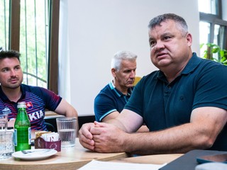 Zľava kanoista Martin Stanovský mladší, športový riaditeľ sekcie divokých vôd Slovenskej kanoistiky Róbert Orokocký a predseda sekcie divokých vôd Slovenskej kanoistiky Martin Stanovský starší.