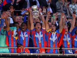 Crystal Palace oslavuje zisk FA Cupu.