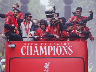 Hráči Liverpoolu oslavujú titul v Premier League spolu s fanúšikmi.