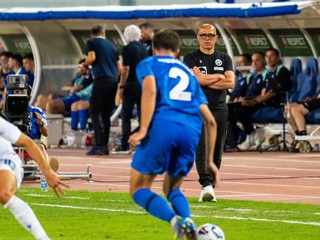 zľava Dávid Hancko (Slovensko), Giorgos Vagiannidis (Grécko) a tréner slovenskej futbalovej reprezntácie Francesco Calzona