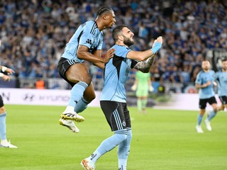 Tigran Barseghjan a vľavo hore Rahim Ibrahim sa radujú po strelení gólu