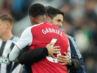 Gabriel z Arsenalu Londýn sa teší s trénerom Mikelom Artetom