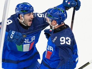 Talianski hokejisti oslavujú gól