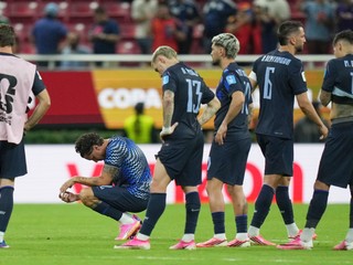Sklamaní futbalisti Uruguaja po ich záverečnom zápase na MS 2026.